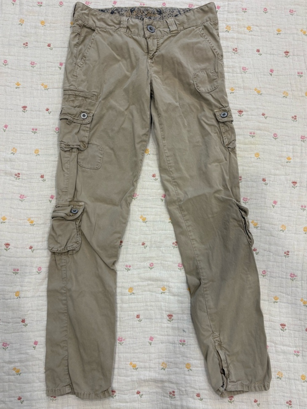 VINTAGE Y2K 2000’s Guess Khaki Low Waist Cargo Pants